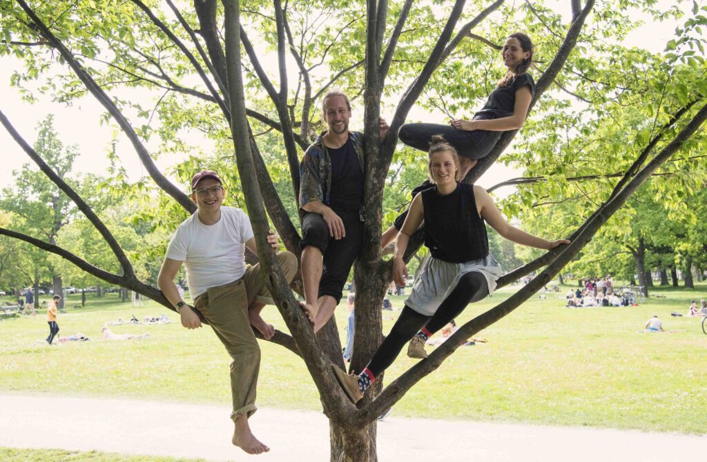 WohnWerkstattsmitglieder sitzen im Baum